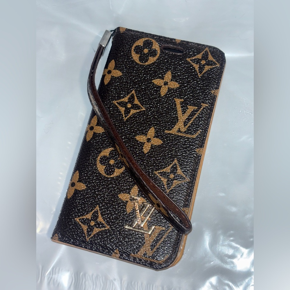NWOT Louis Vuitton LV wallet phone case